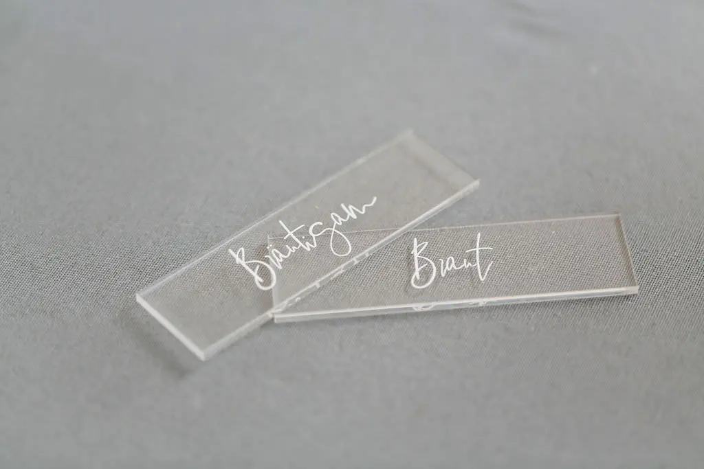 Transparente Acryl-Tischkarten für Braut und Bräutigam