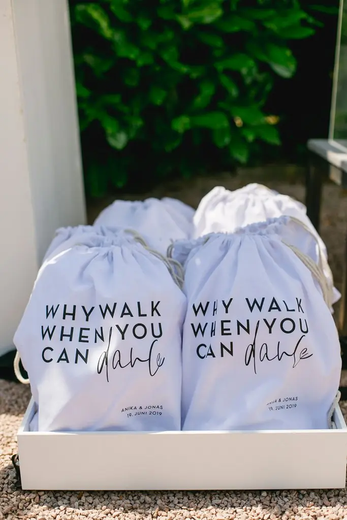 Personalisierte Schuhbeutel mit dem Schriftzug Why walk when you can dance