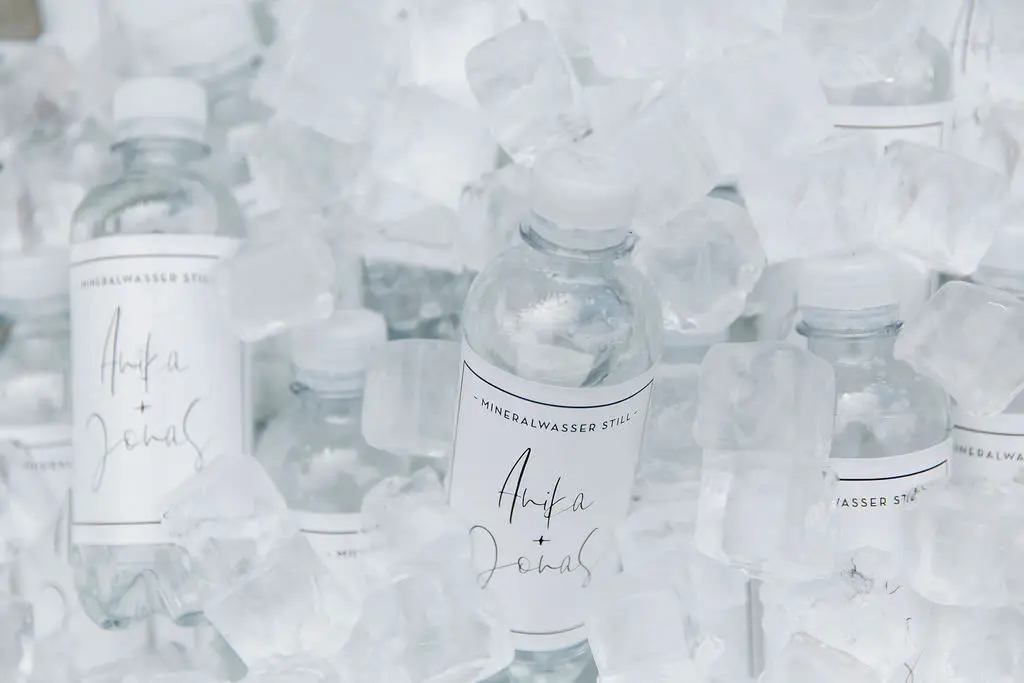 Wasserflaschen mit personalisierten Etiketten für Anika und Jonas