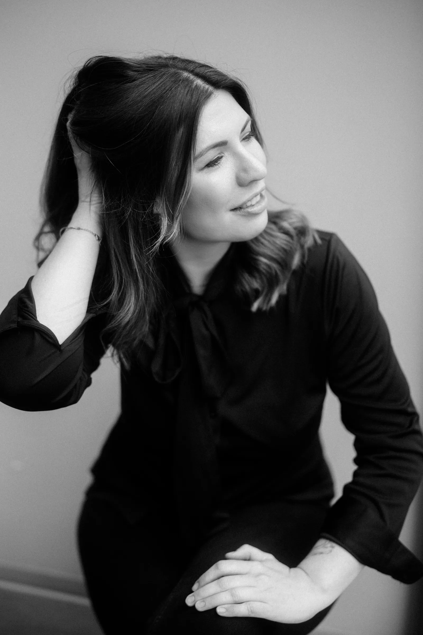 Annika mit seitlichem Blick und der Hand im Haar