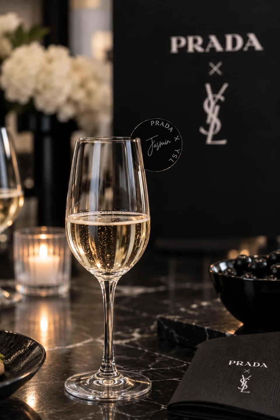 Personalisiertes Glasdetail beim Prada × YSL Markenauftritt