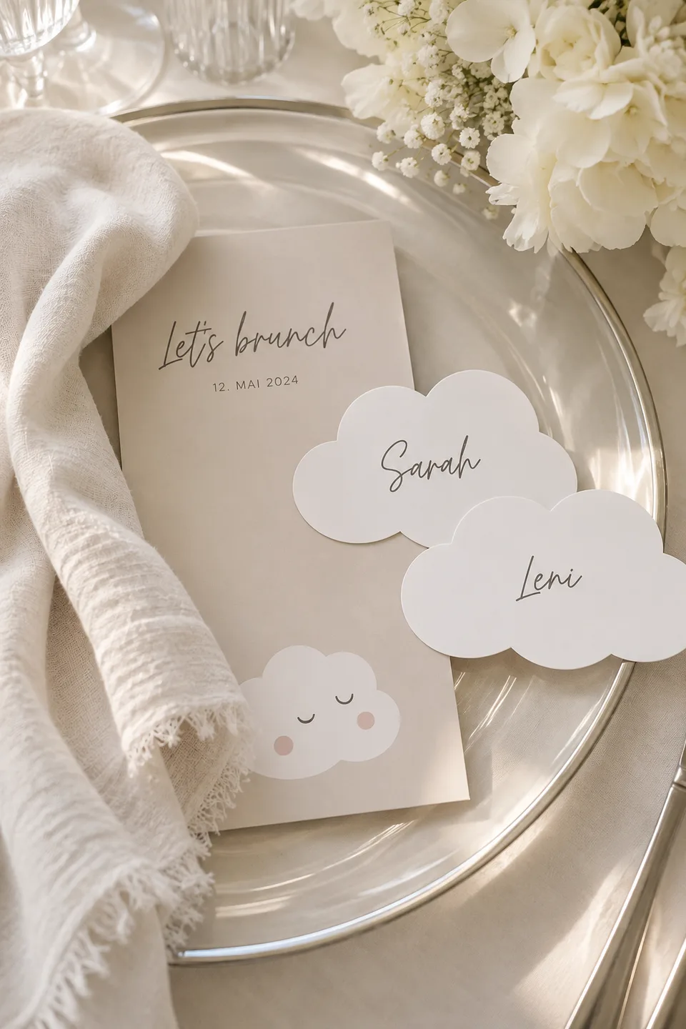 Brunchkarte und wolkenförmige Namenskarten in Creme und Weiß