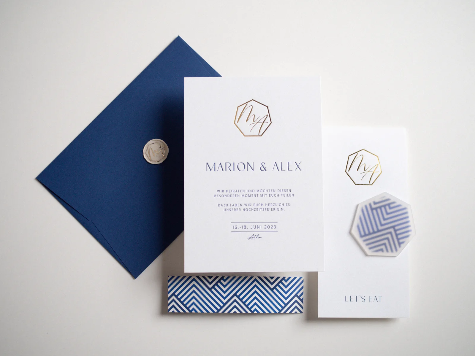 Blau-weiße Hochzeitspapeterie von Marion und Alex mit goldenem Monogramm
