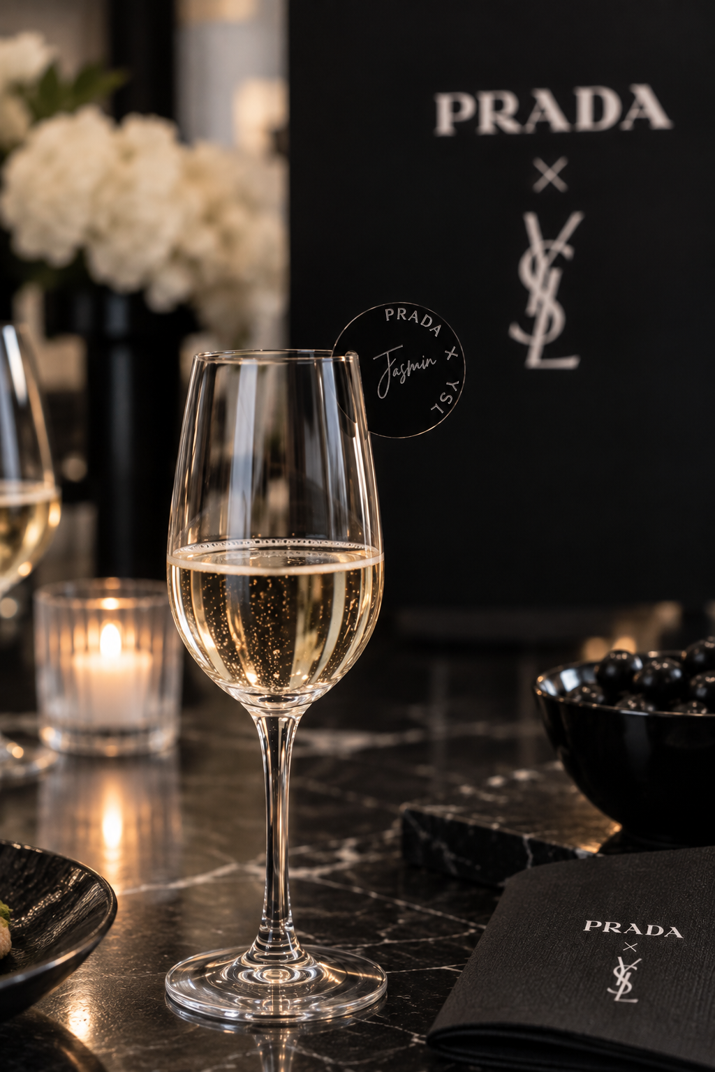 Personalisiertes Glasdetail beim Prada × YSL Markenauftritt