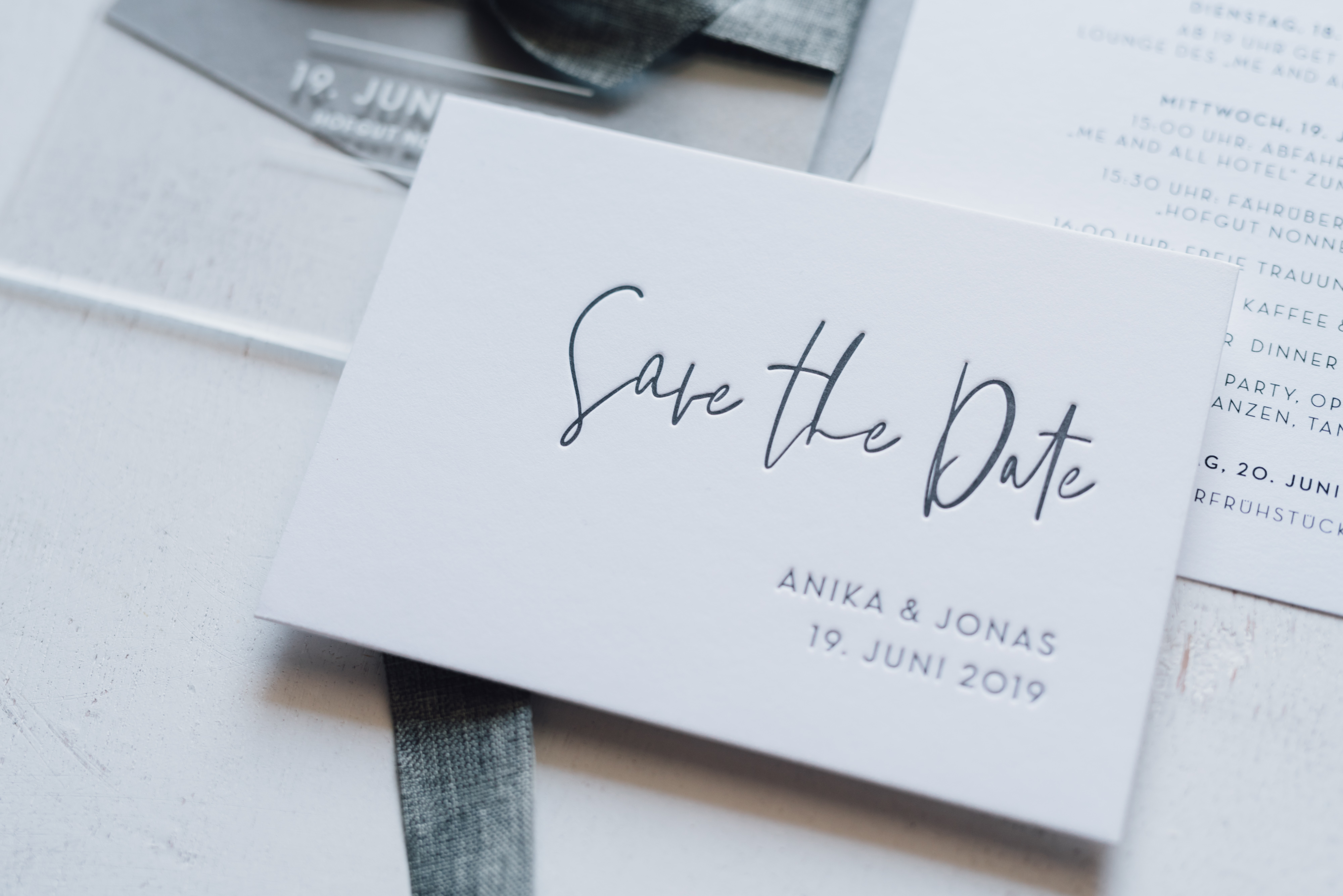 Save-the-Date-Karte und Hochzeitspapeterie von Anika und Jonas