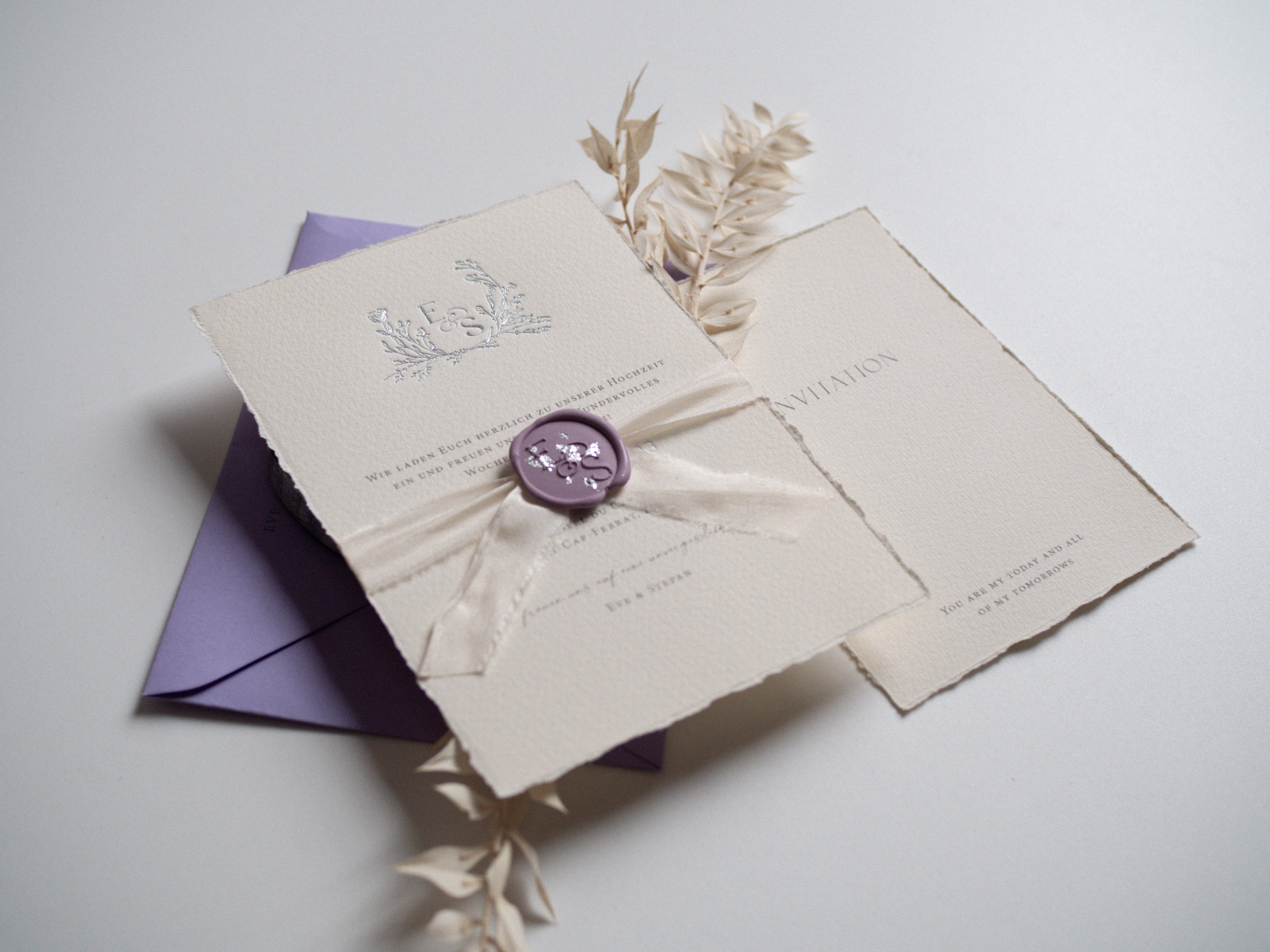 Büttenpapier-Einladung von Eva und Stepan mit violettem Wachssiegel