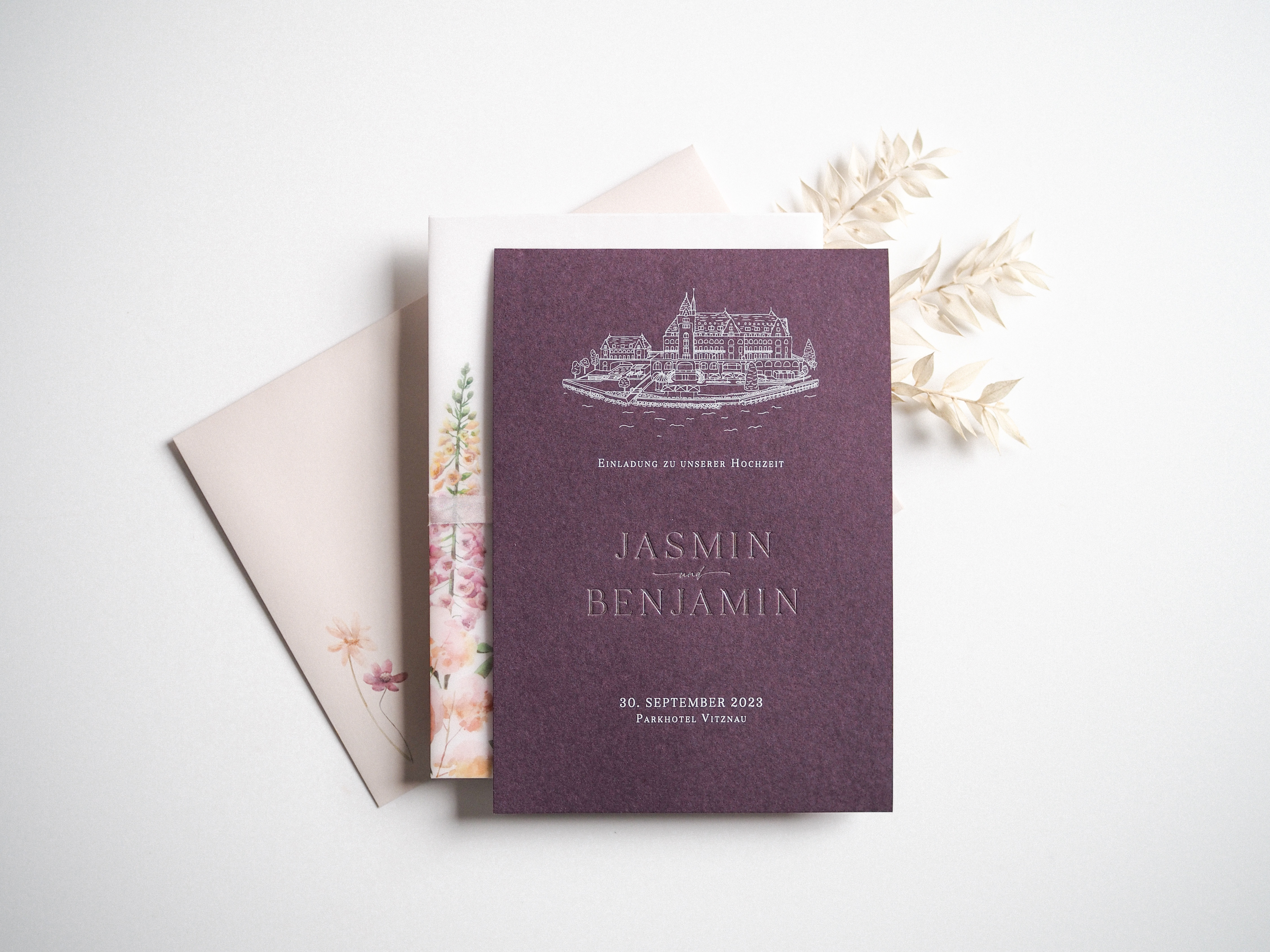 Auberginefarbene Einladung von Jasmin und Benjamin mit feiner Gebäudeillustration